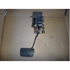 Педаль тормоза . Mazda CX-7 2006 по 2012 год